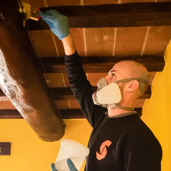 operatore durante il trattamento microonde su una trave